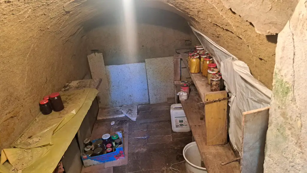 Kleines Sacherl mit 2 Terrassen, Nebengebäuden, Gemüsegarten, Erdkeller, idyllischem Grundstück, einer betonierten Freifläche und viel Potenzial....