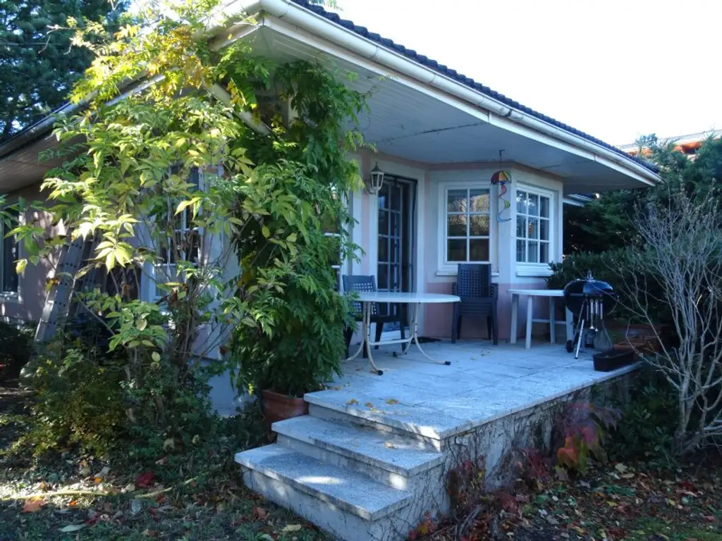 BUNGALOW INMITTEN DER VEGETATION IN RUHELAGE