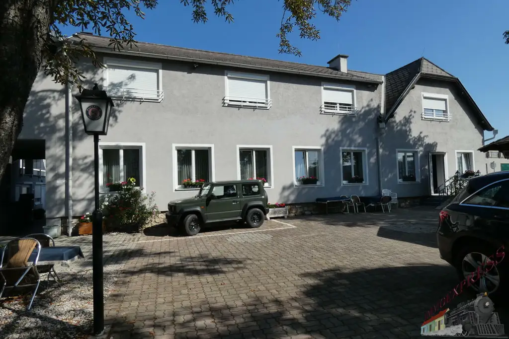 Gasthaus mit Gästezimmern und großem Garten in Wiener Neustadt