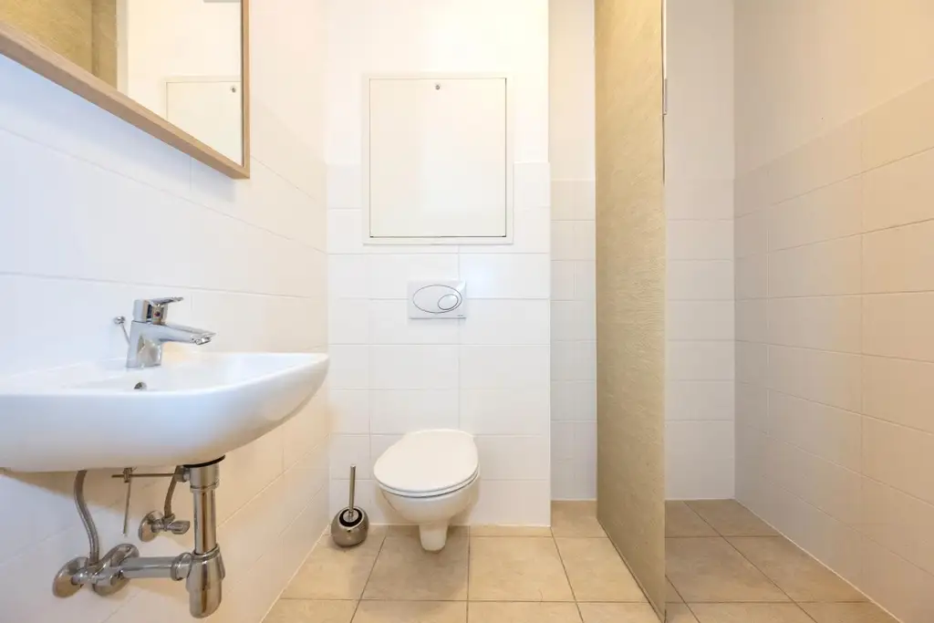 93,78 m² WOHNFLÄCHE – 72,32 m² GARTEN/TERRASSE – SOFORT VERFÜGBAR! Moderne Erdgeschosswohnung mit Garten/Terrasse und Parkplatz in zentraler Ruhelage!