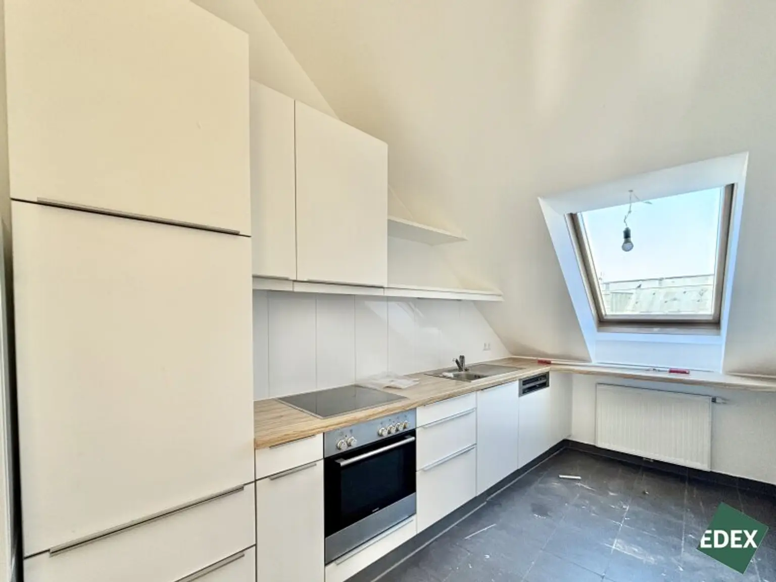 Charmante 2-Zimmer-Dachgeschosswohnung mit Süd-Terrasse und Kühlung nähe Arenbergpark