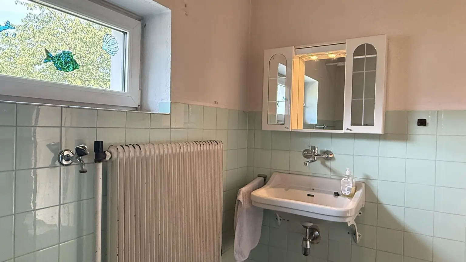 Badezimmer mit Badewanne und Waschbecken
