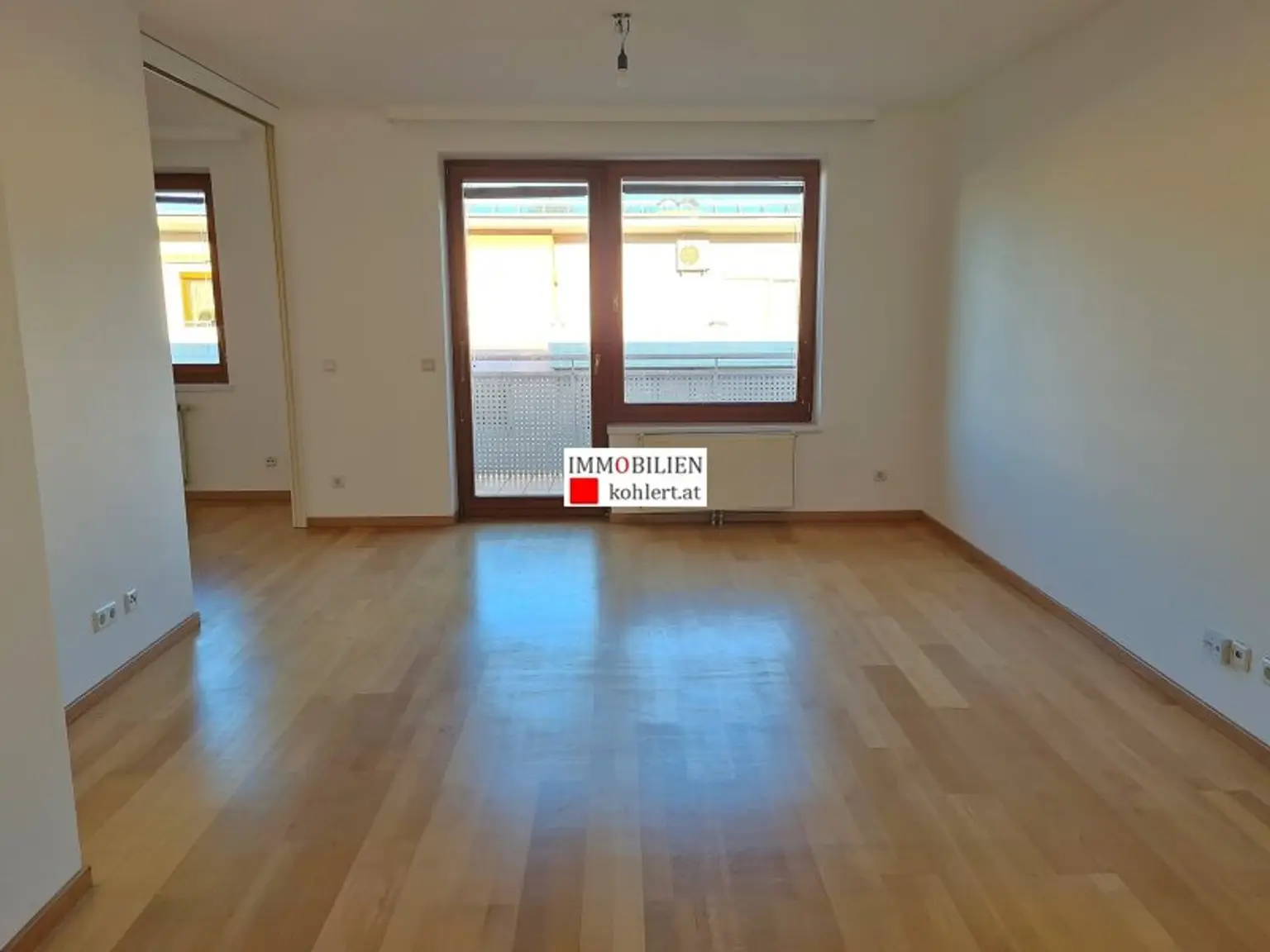 GEMÜTLICHE 2-ZIMMERWOHNUNG MIT LOGGIA, ALLE NEBENRÄUME, GARAGENSTELLPLATZ IM EIGENTUM