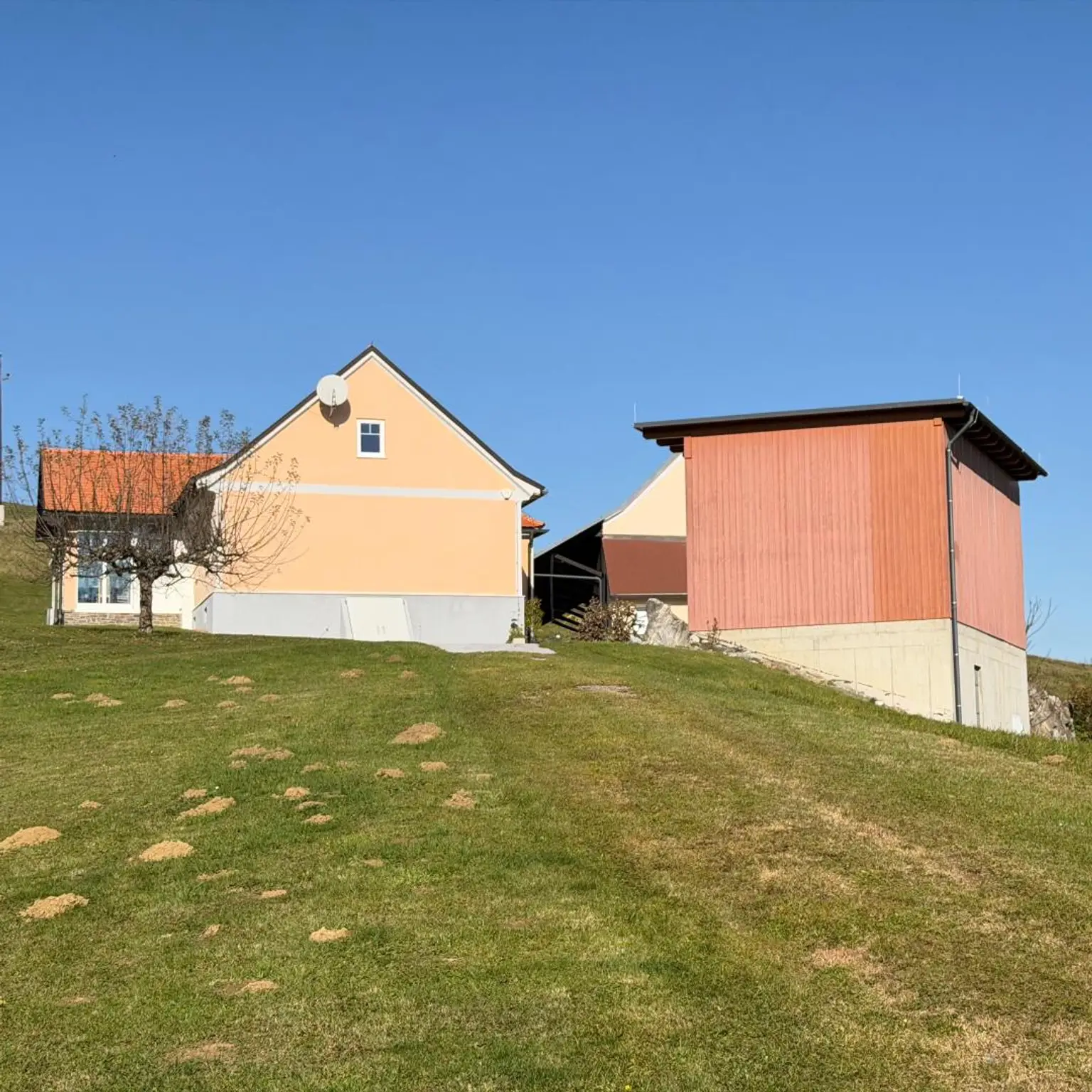 Wohnen in Aussichtslage mitten in der Natur auf  8 Ha. Grund, ehemalige Hofstelle!