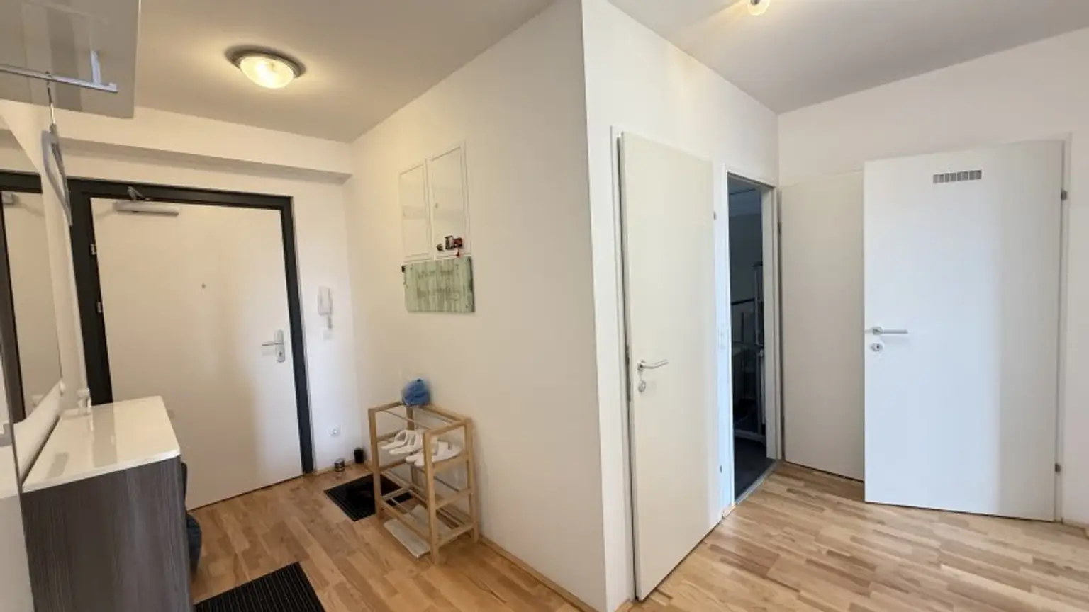 Möblierte 3 ZIMMER im 10. Stock mit herrlichem Ausblick auf die City-Line: 2 Minuten zur U-Bahn: