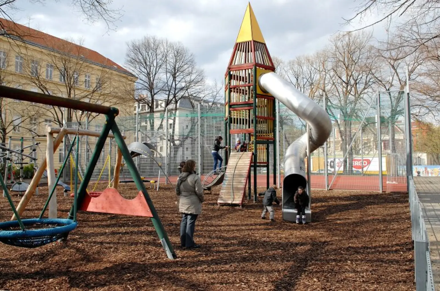 2-Zimmer Wohnung mit Balkon in den grünen Garten! Direkt bei U3 Kendlerstraße!