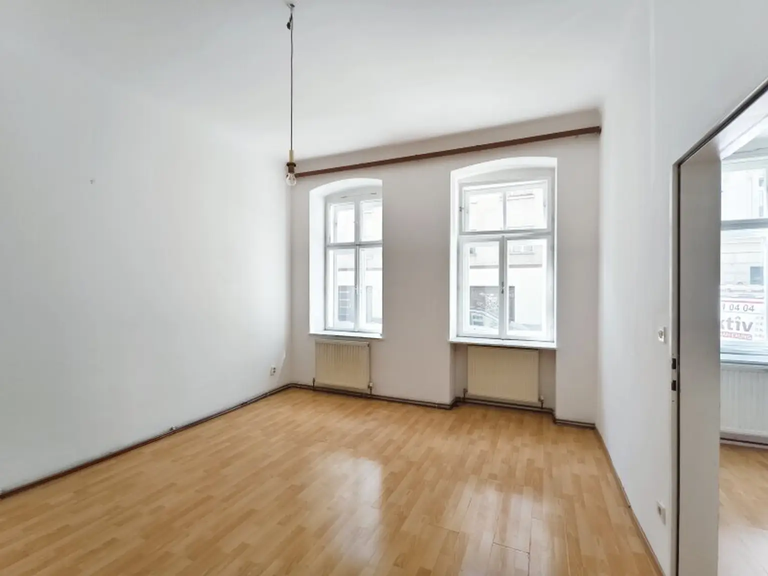 Schlafzimmer mit Blick ins Kabinett