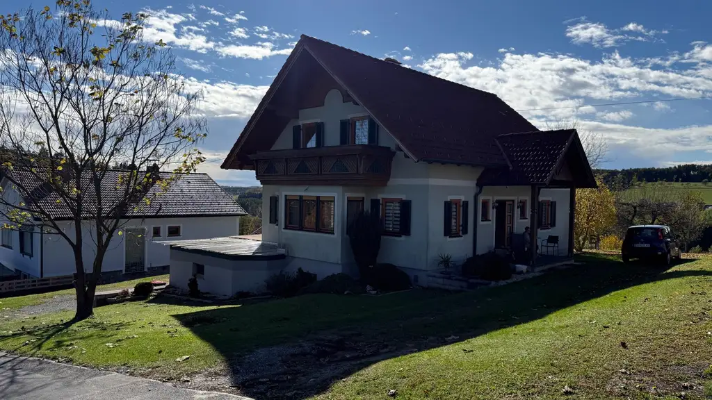 Bezugsfertiges Fertigteilhaus auf einem sonnigen Grundstück