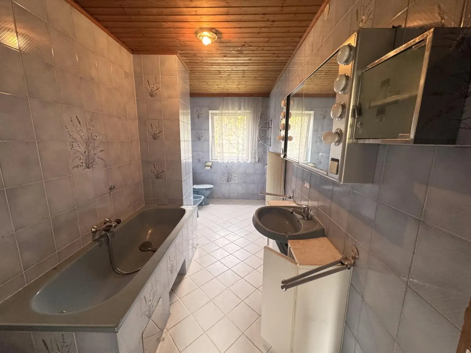 Sanierungsbedürftiges Mehrfamilienhaus mit großem Grundstück und hoher Bebauungsdichte