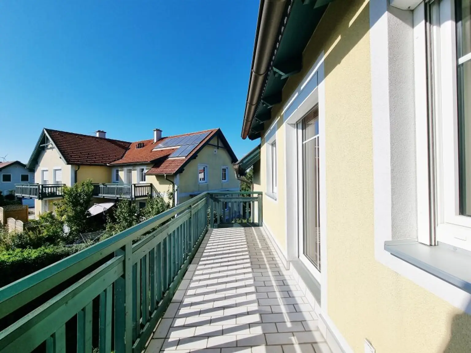 Naturnahes Wohnen mit exklusivem Extra: Schwimmteich in der Anlage