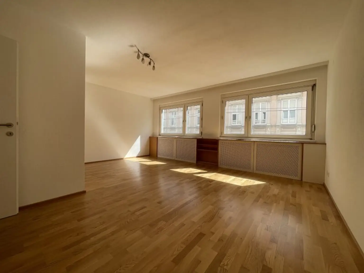 ERSTBEZUG nach Renovierung + PERFEKT für Singles + RUHIG + nächst Yppenmarkt!