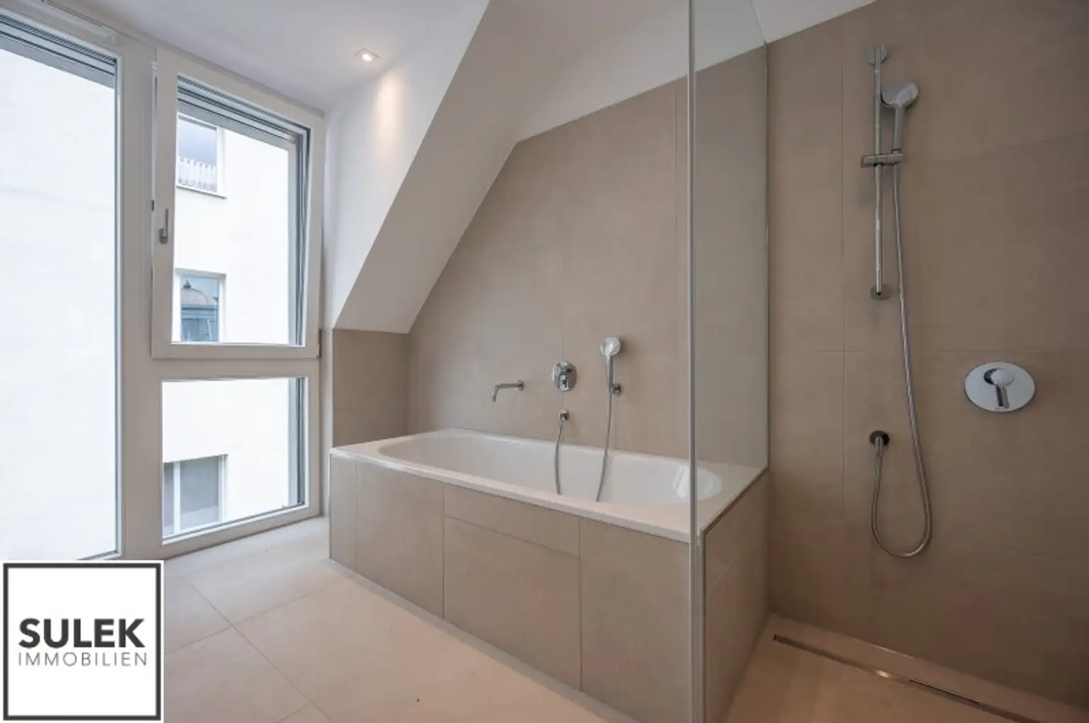 ERSTBEZUG-Townhouse: Exklusives 4-Zimmer-Townhouse mit 2 Terrassen & Tiefgaragen-Option - ab sofort
