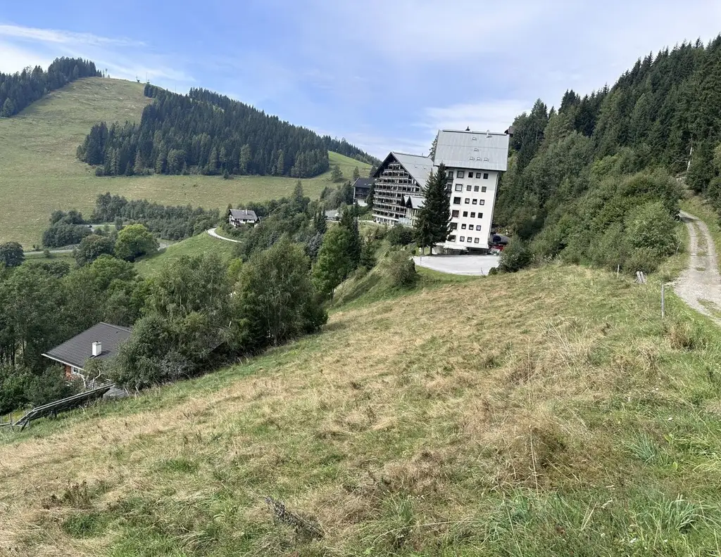 "Sonnenverwöhntes Grundstück in Traumlage und vielseitigem Potenzial!