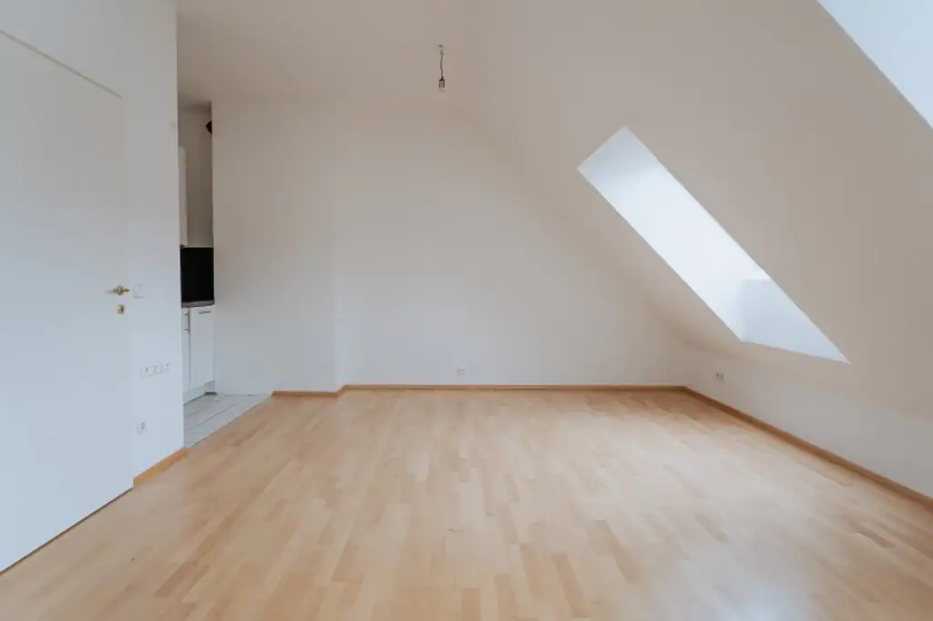 Helle 1- Zimmerwohnung im 1.Dachgeschoß