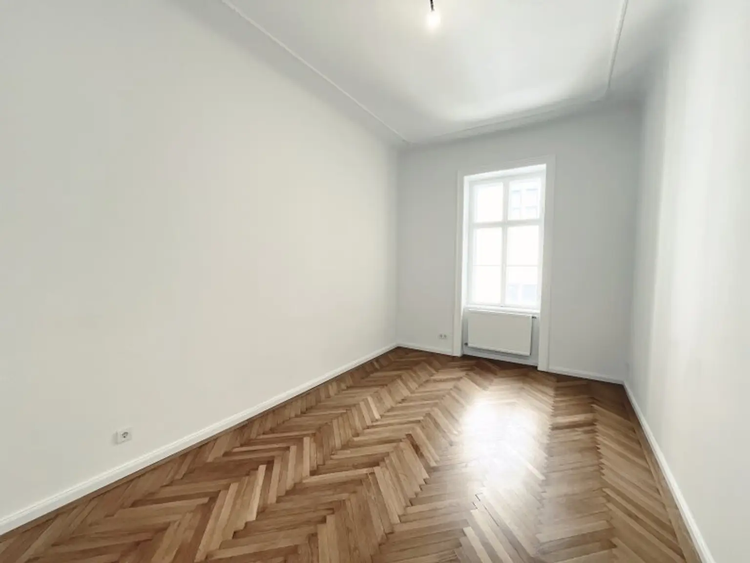 Südausrichtung mit absoluter Ruhelage im Innenhof! 2-Zimmer-Altbau-Wohnung mit elegantem Charme!