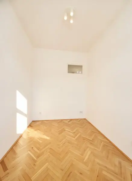 Schlafzimmer mit Platz für Bett und Schrank