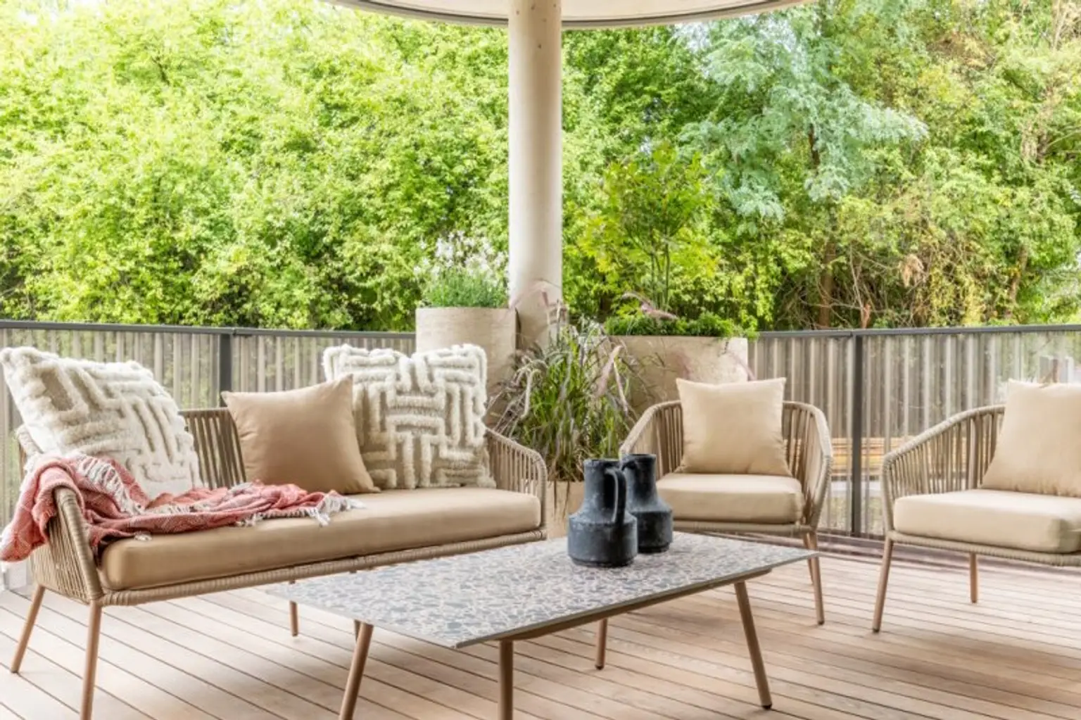 Luxus inmitten grüner Idylle: 2 Zimmer-Terrassentraum im „Private Park Living“
