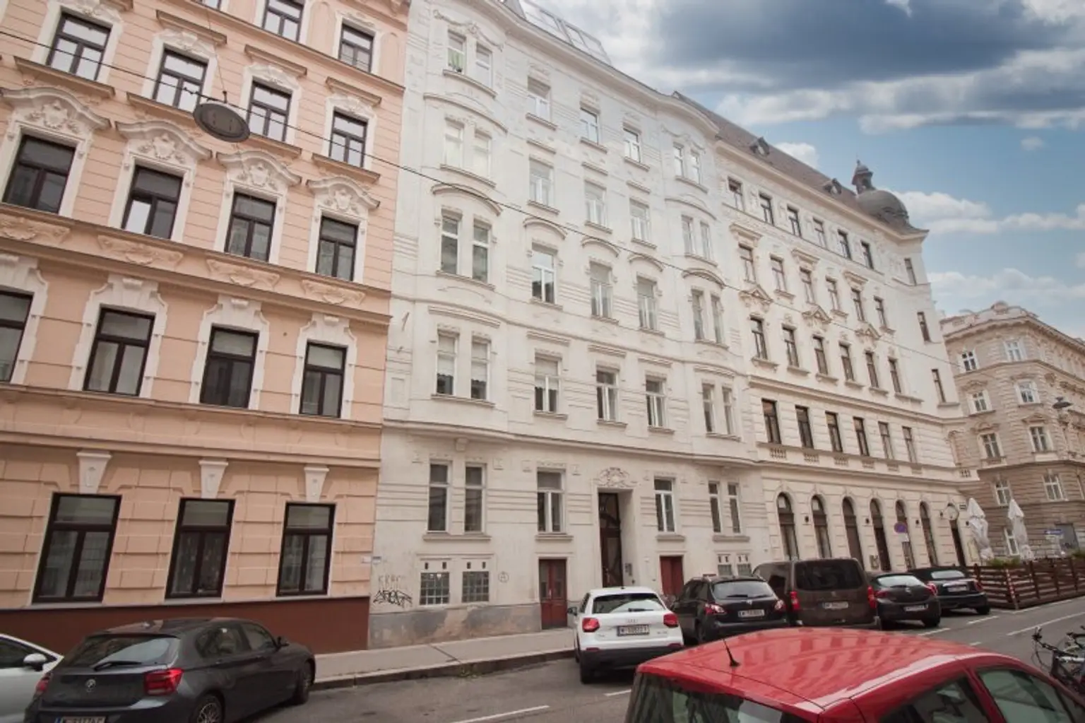 Sanierungsbedürftig | 2 Zimmer Altbau-Wohnung | ruhige Innenhoflage | zentral begehbar