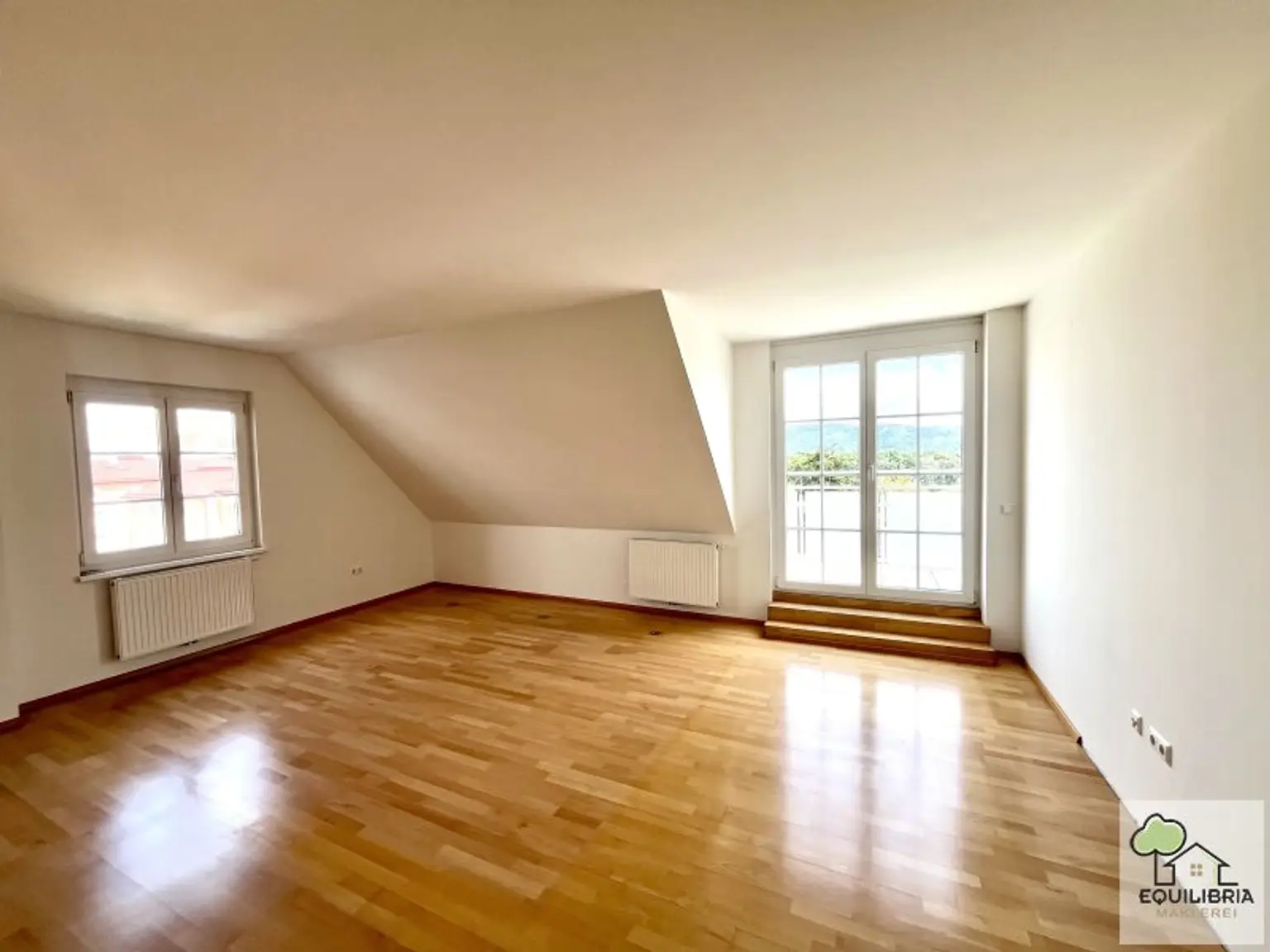 Traumhafte DG-Wohnung im Zentrum von Klosterneuburg -  57m2 große  Dachterrasse - Gekühlt  - Garage - Gartennutzung!