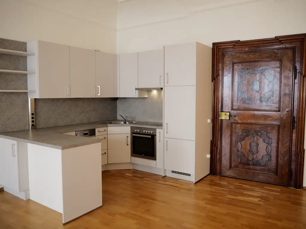 Elegante Loft-Wohnung mit Stuckdecken & Intarsientüren