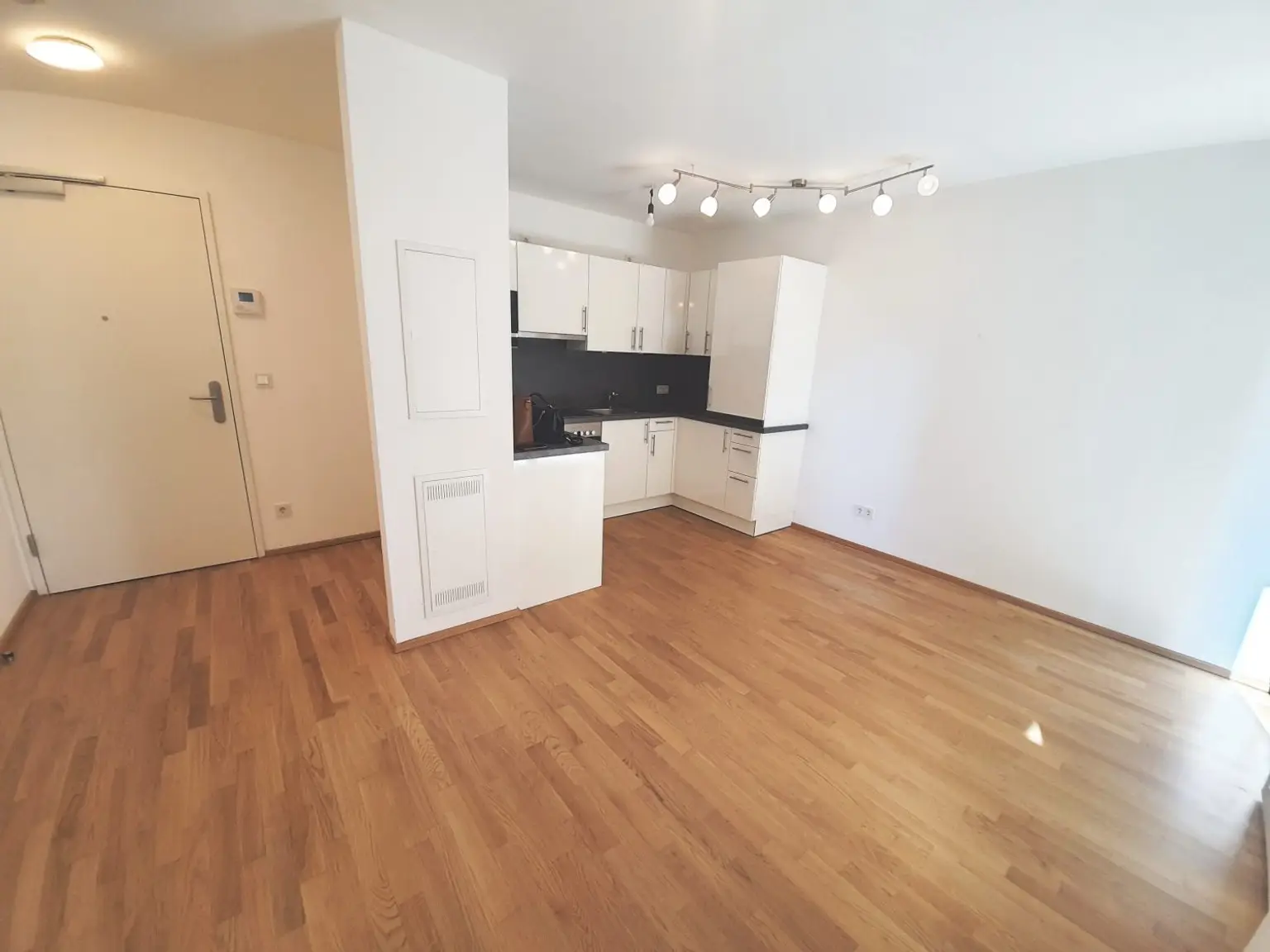 Neubauwohnung mit 2 Zimmern und Balkon im Laend Yard