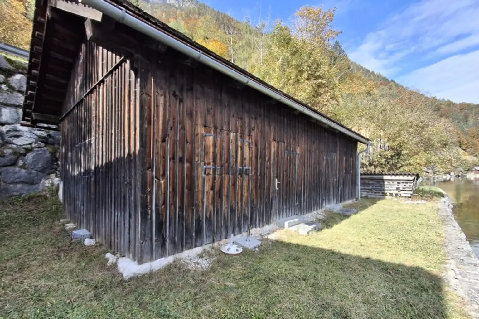 Einzigartig: Hütte und Badeplatz direkt am Hallstättersee.