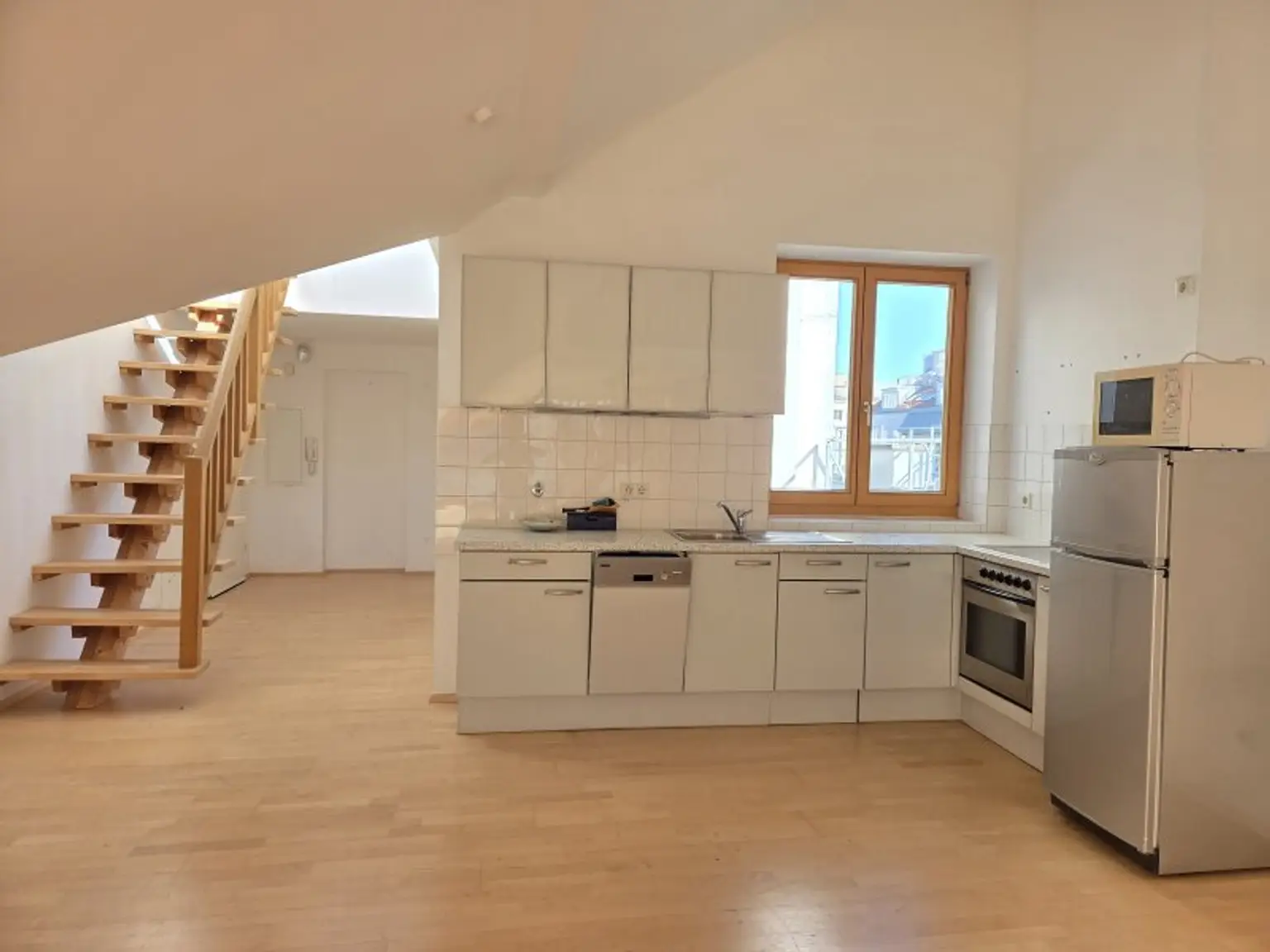 Atelierartige Dachgeschoss - Loftwohnung mit Terrasse