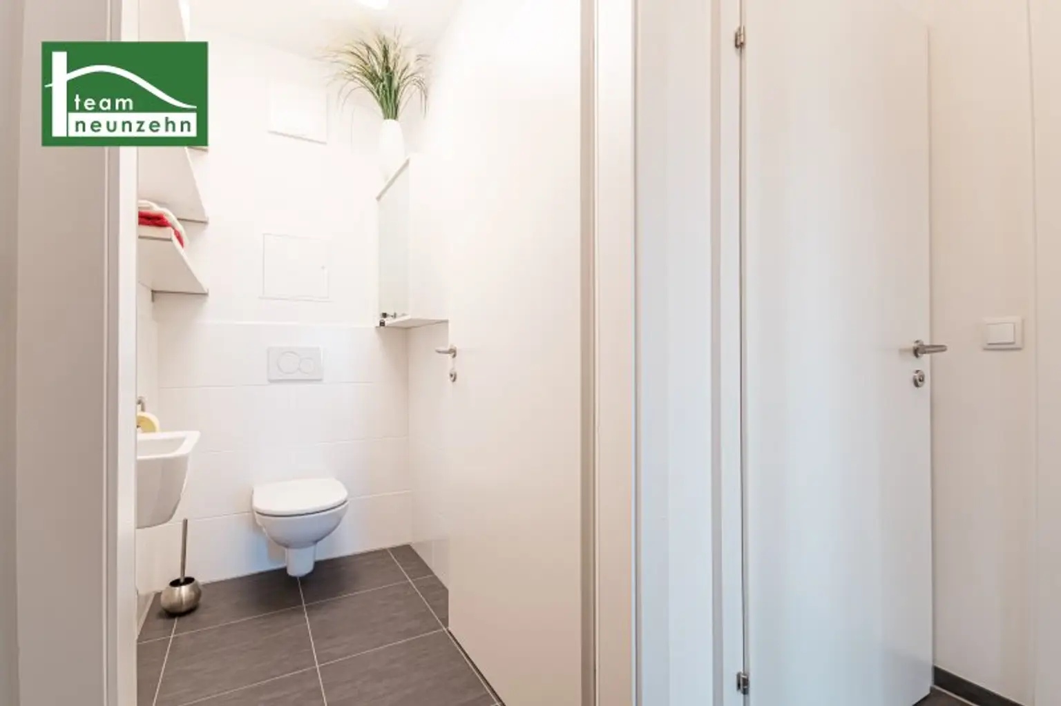 Bestlage am Wasser - direkt beim Hirschstettner Badeteich mit vermutlich der besten Aussicht Wiens! Ein Balkon zum Verlieben!