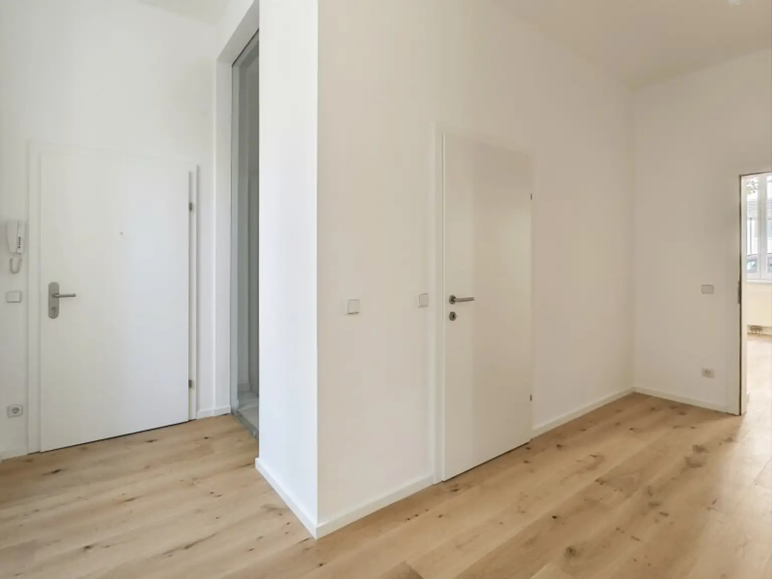 Vorraum mit Blick zur separaten Küche