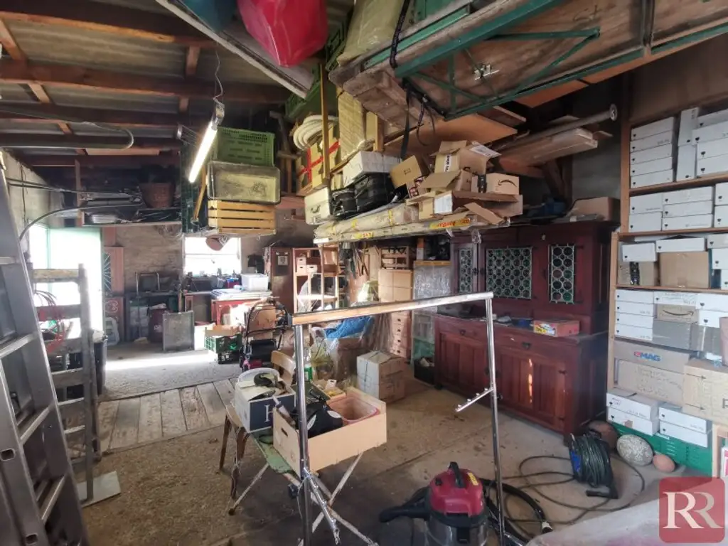 Sonniges Baugrundstück mit 50m² Halle