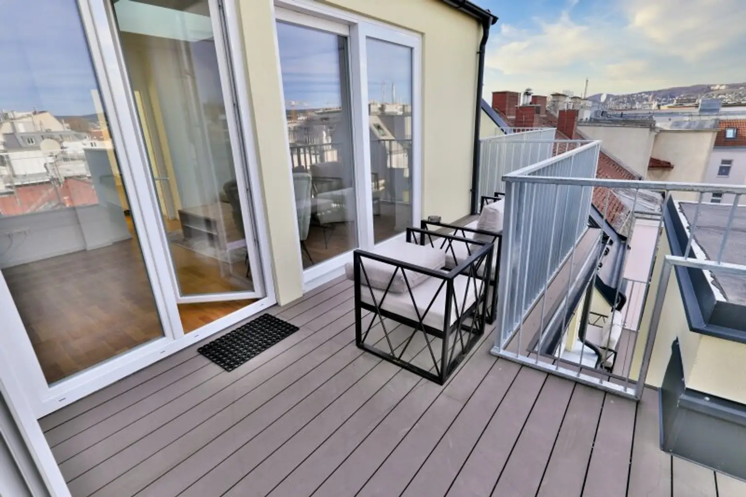 Bezugsfertige Dachwohnung mit 3 Zimmer, großem Balkon und interessanter 36 m² großer Dachterrasse