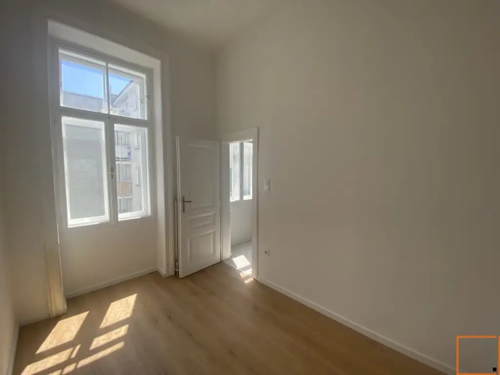 WIEN MITTE:  Helle, teilsanierte 3,5 Zimmer Altbauwohnung mit Balkon und TOP Verkehrsanbindung