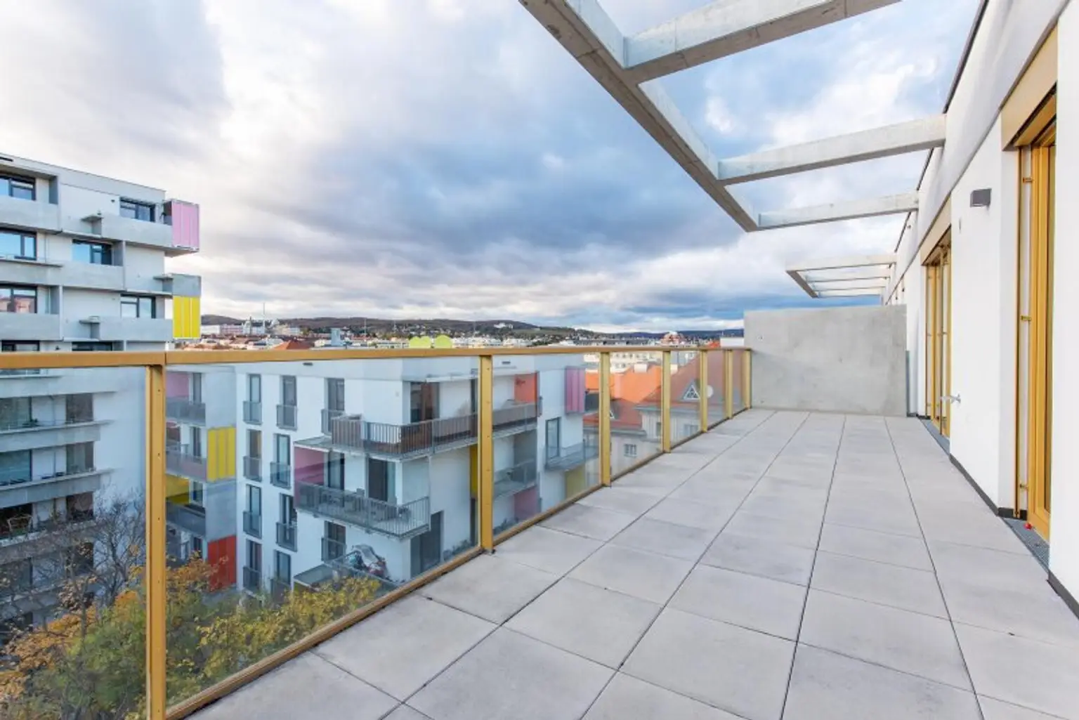 Ab Oktober! Nahe U3! Terrasse mit Weitblick! Prima 3-Zimmer-Wohnung zu vermieten!