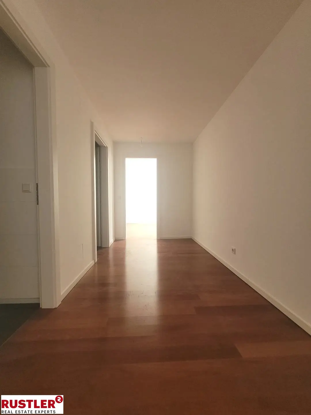 TRAUMHAFTE DG-WOHNUNG MIT BLICK AUF DIE KARLSKIRCHE!