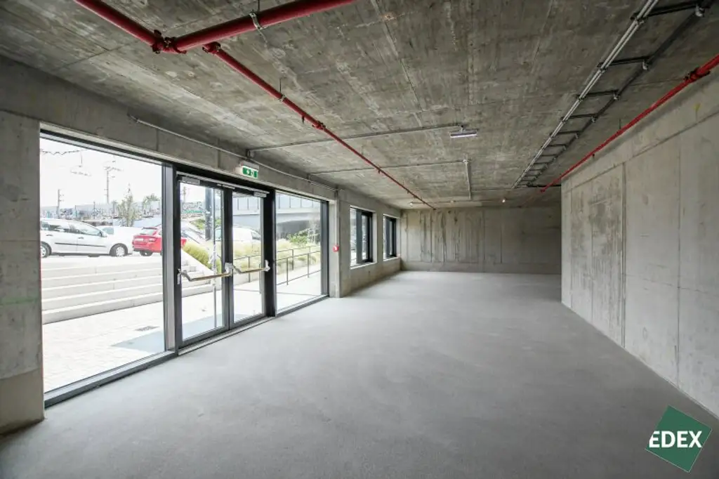 Erstbezug | Moderne Gewerbefläche mit hoher Sichtbarkeit und Terrasse auf zwei Etagen - unbefristet