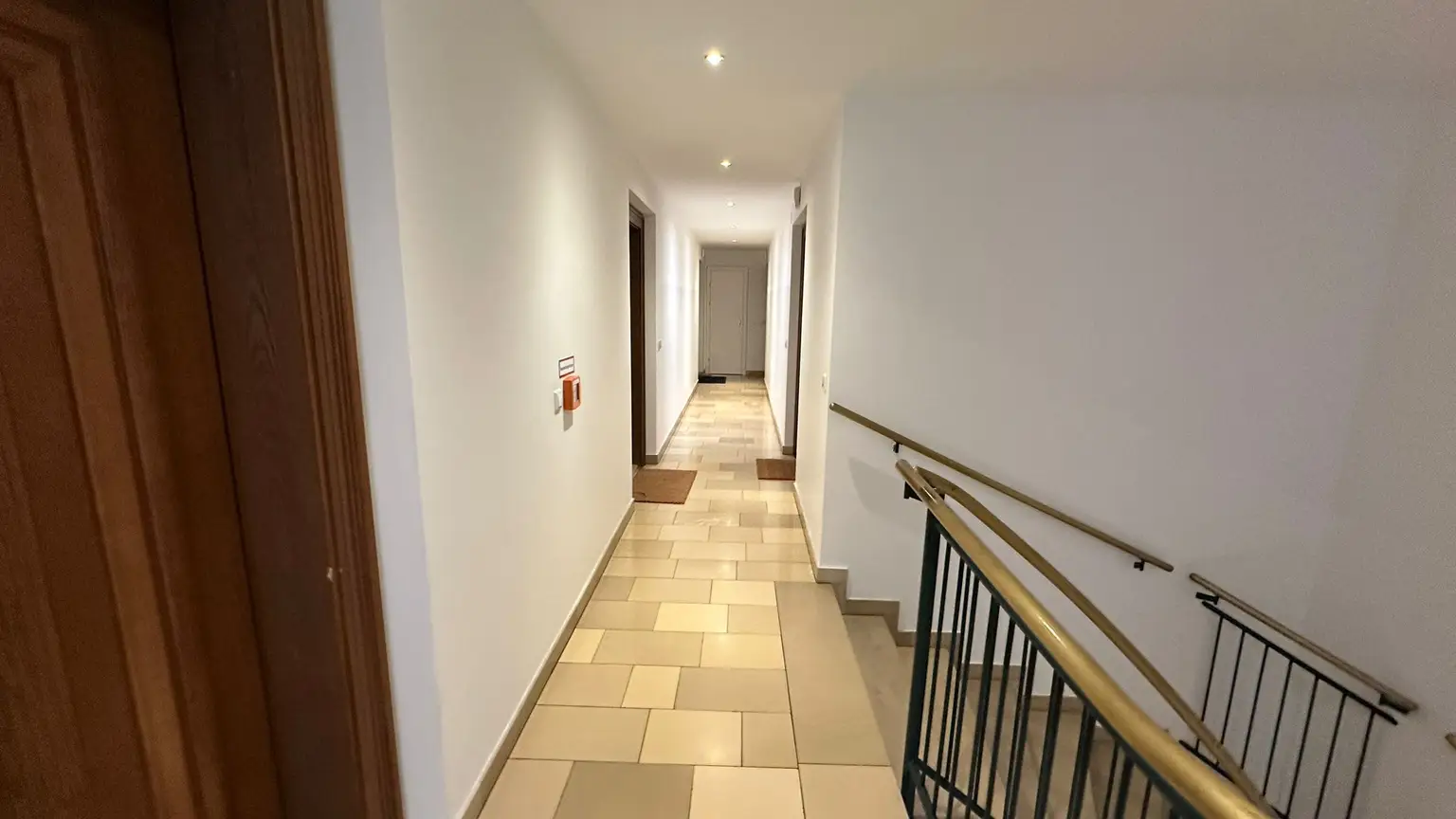 Elegante Dachgeschosswohnung mit Gartenblick, Terrassen und Garage