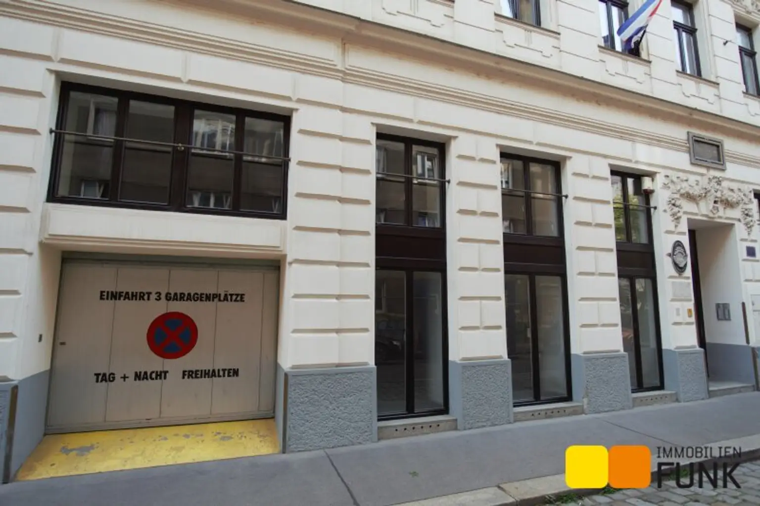 Attraktives Büro mit eigener Garage und zusätzlicher Lagerfläche