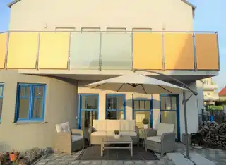 Blick vom Garten zur Terrasse: KI generierte Möbel