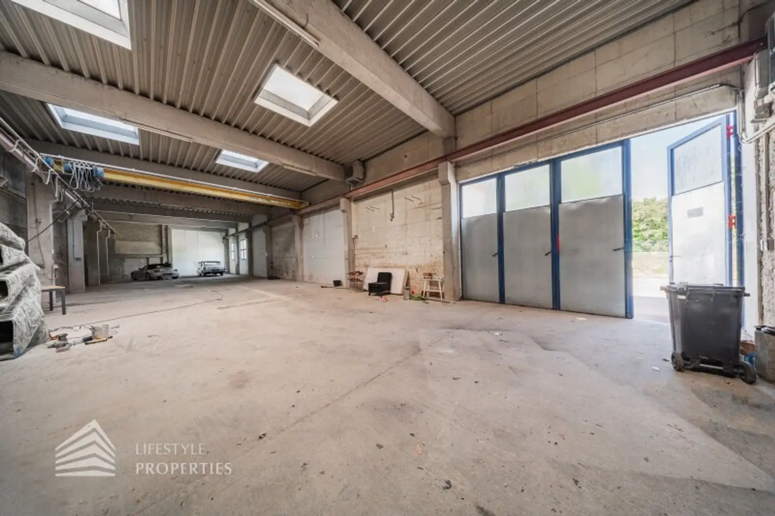 Attraktives Gewerbejuwel: Lagerhalle + Büroflächen mit Photovoltaik direkt am Bahnhof