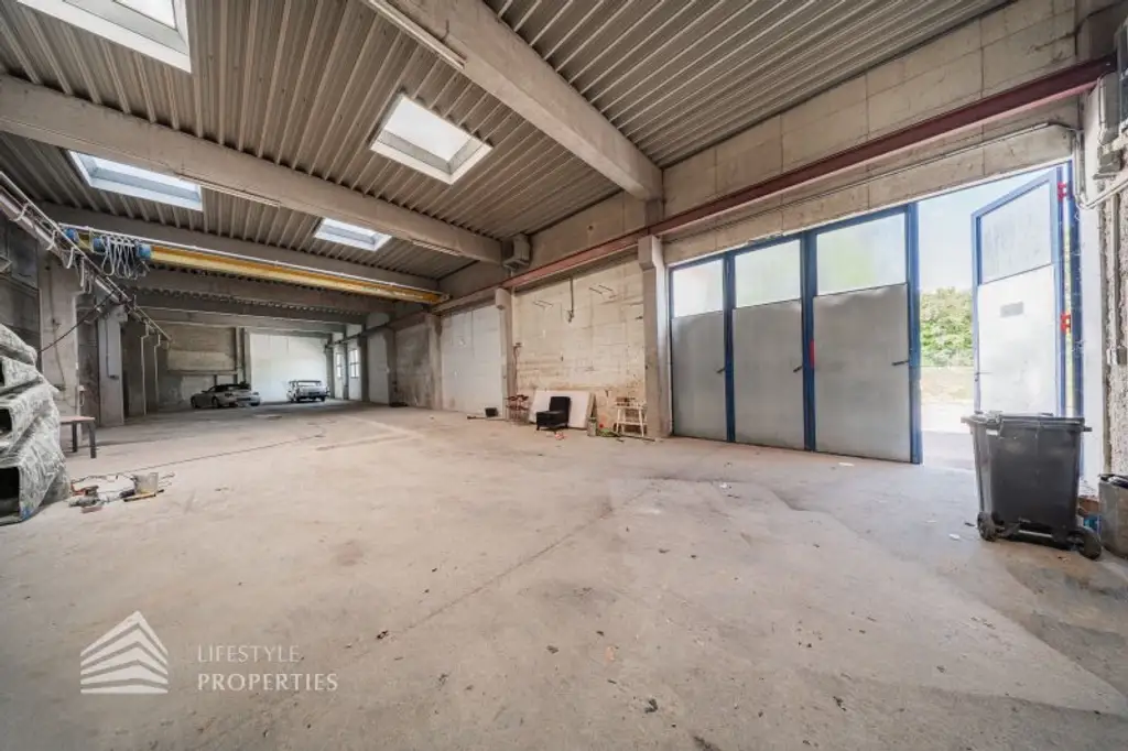 Attraktives Gewerbejuwel: Lagerhalle + Büroflächen mit Photovoltaik direkt am Bahnhof