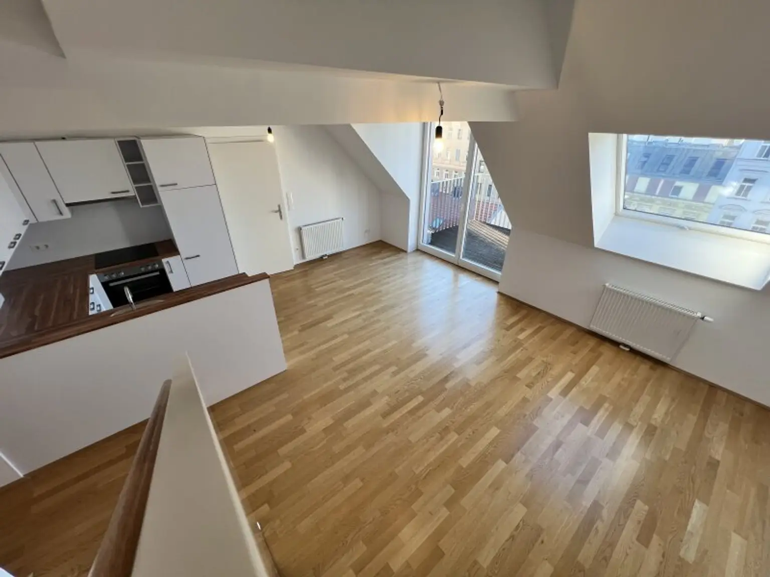 Lichtdurchflutete Maisonette-Wohnung im Dachgeschoss: 4-Zimmer mit großzügiger Terrasse