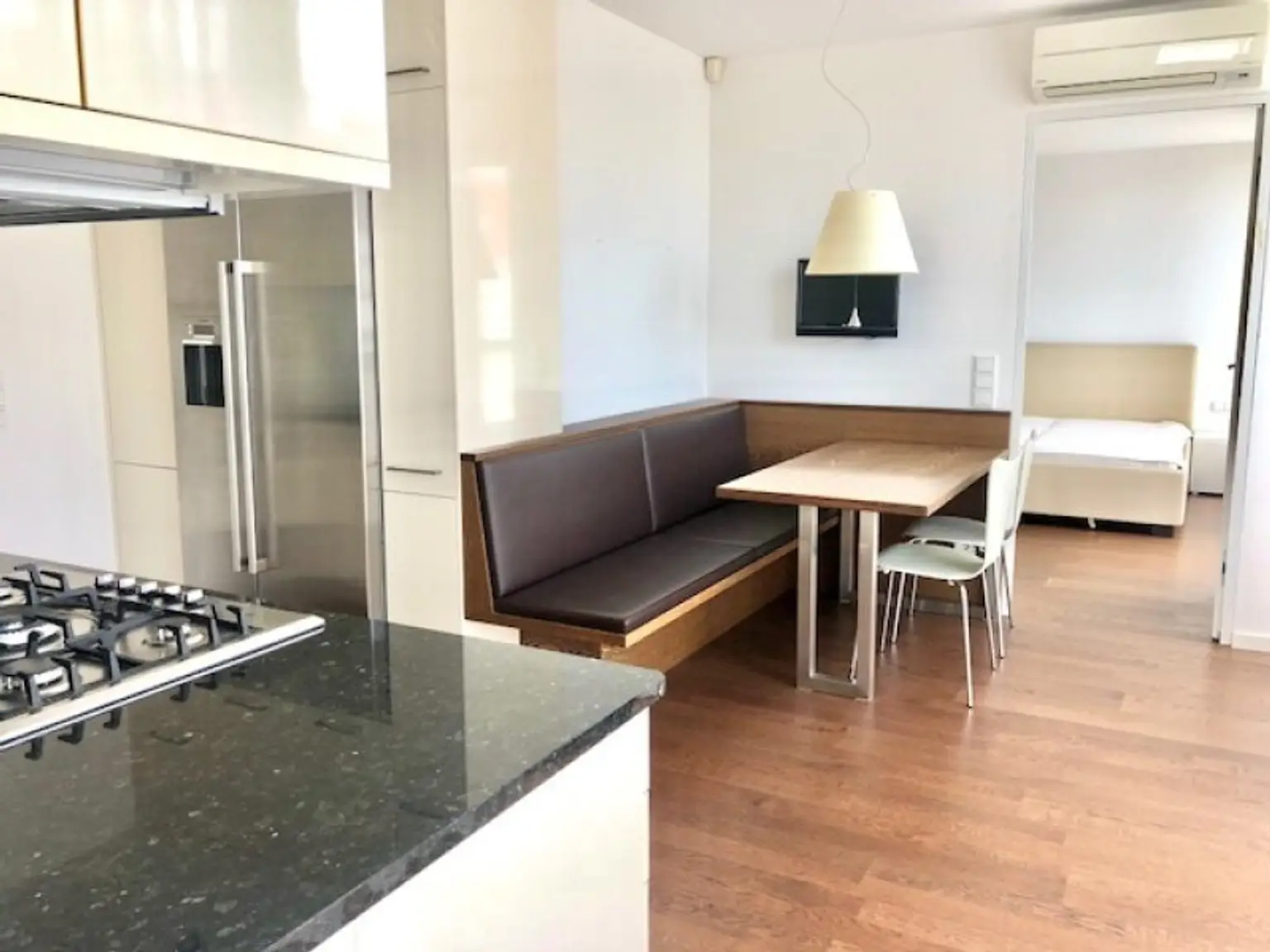 MIETWOHNUNG-INNENSTÄDTISCHE & EXQUISITE - PENTHOUSE- WOHNUNG-OHNE DACHSCHRÄGEN! mit 2,5-Zimmern in Top Lage - NASCHMARKT - 1060 WIEN!