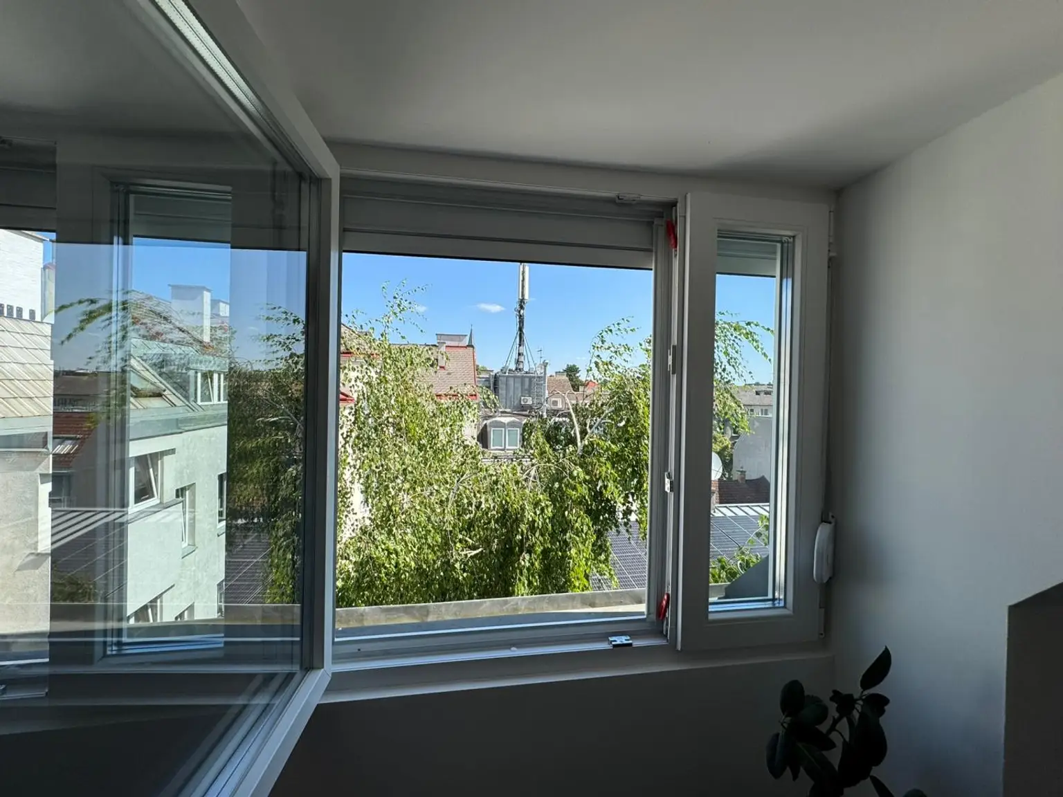 Top sanierte Dachgeschosswohnung in 1180 Wien – ideal für Singles & Paare