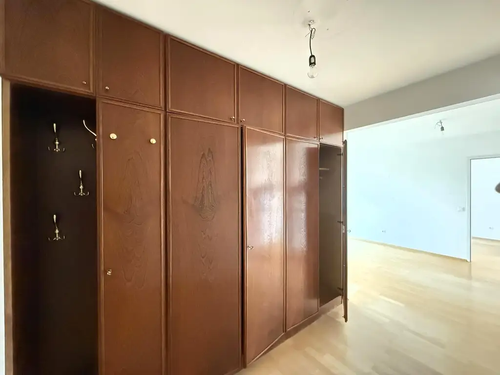Eine helle, renovierungsbedürftige 3-Zimmer Wohnung // A bright 3-room apartment in need of renovation //