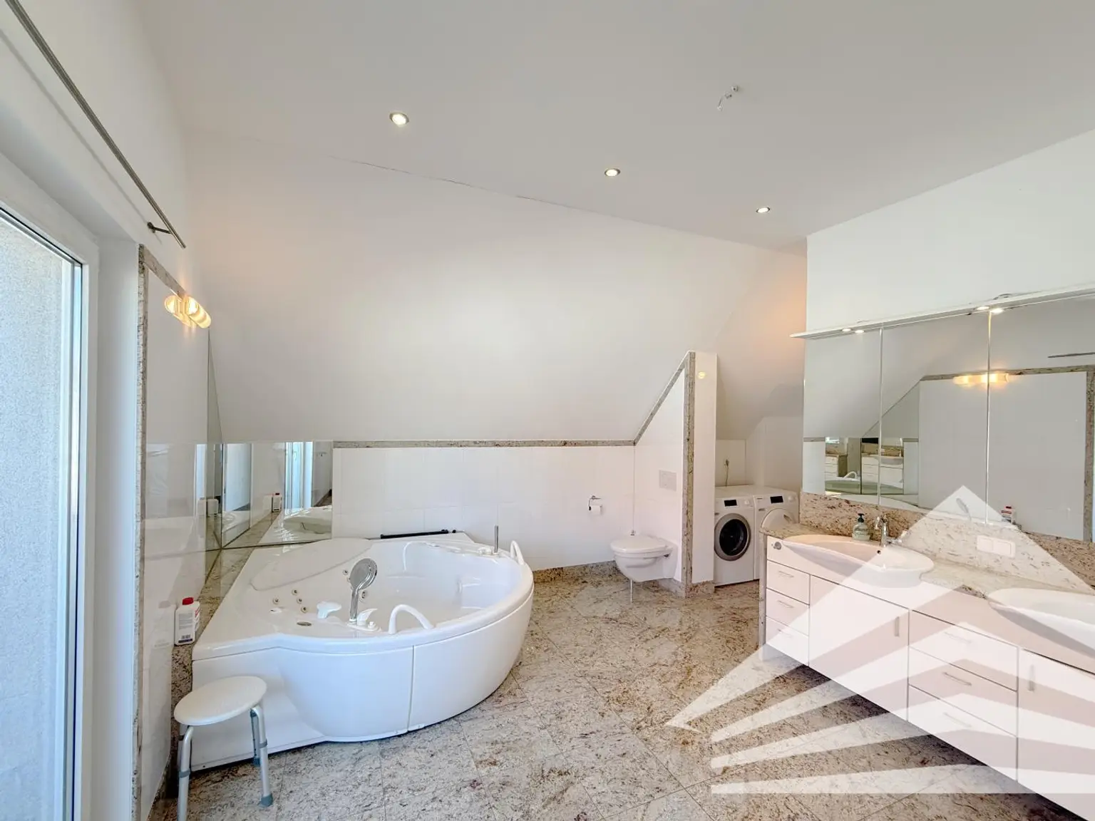 168 m² Penthouse in bester Innenstadtlage! Feine Ausstattung + PP inkl.!