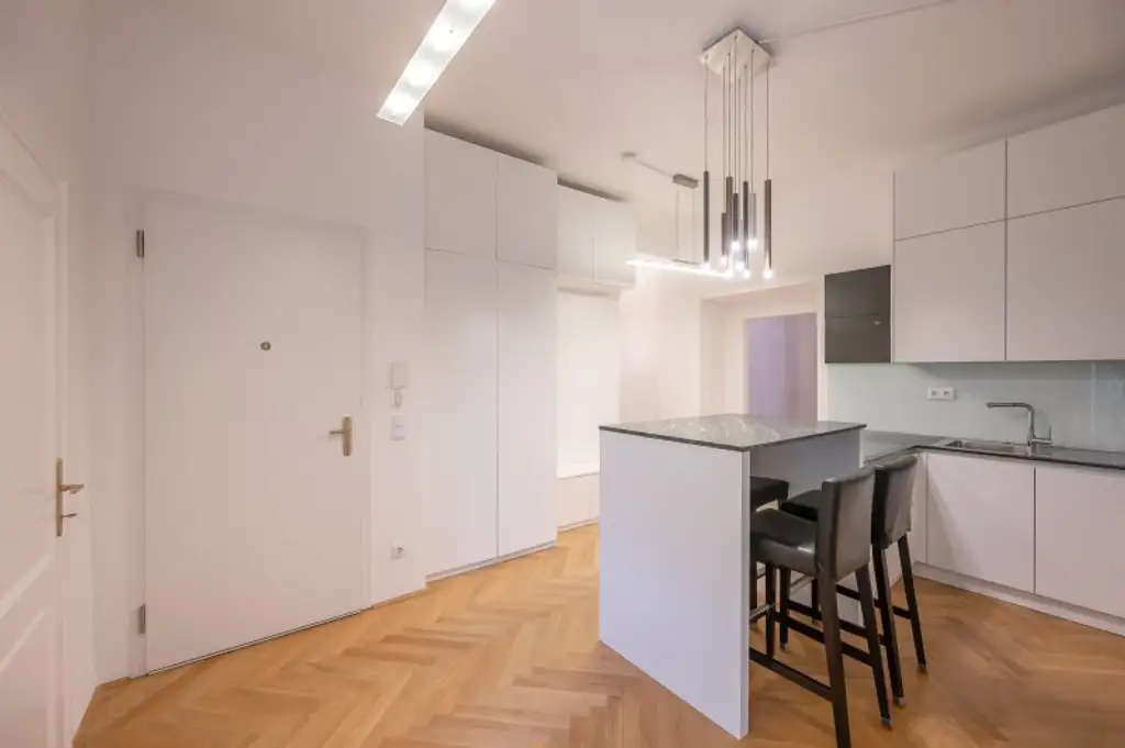 ++1150++ Stilvolle 4-Zimmer Altbauwohnung mit Balkon – Wohnen in Toplage mit Topausstattung