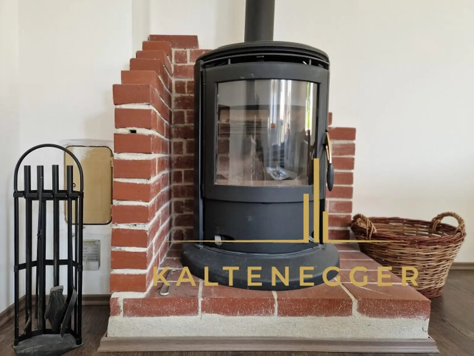 Kamin für wohlige Wärme im Wohnzimmer