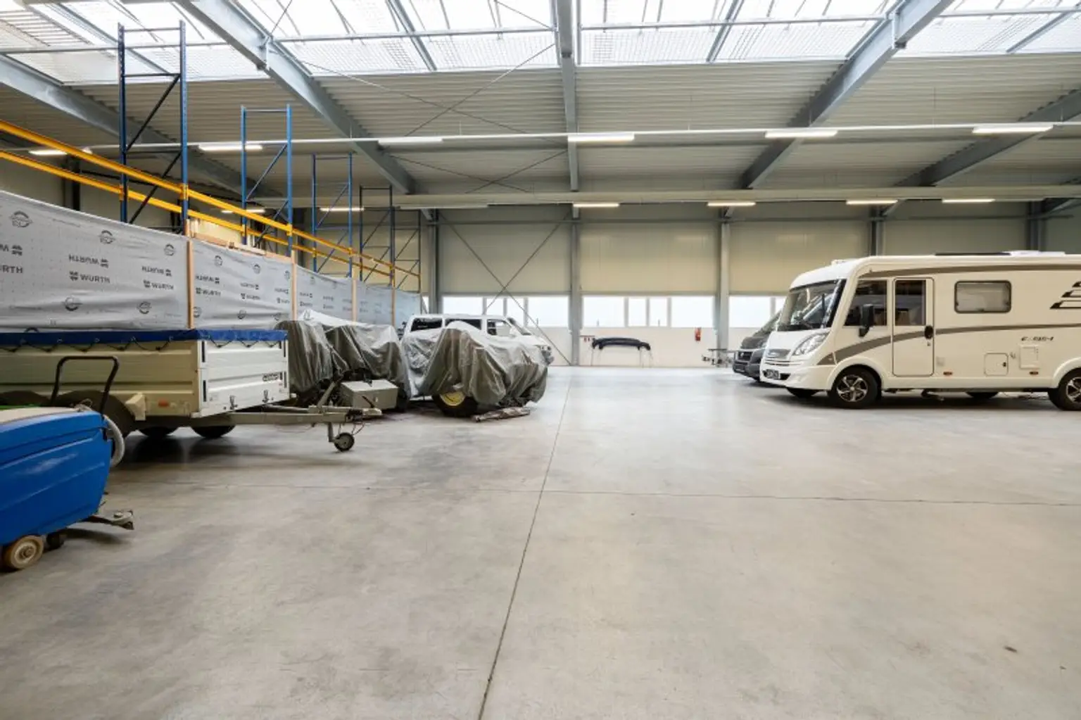 Moderne Gewerbehalle mit Büroflächen in Pinsdorf zu mieten!