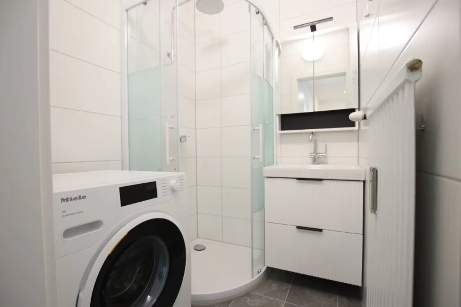 Kernsanierte und schöne 2 Zi Wohnung im 5. und letzten OG mit Garage in Klagenfurt - Karl-Landsteiner-Gasse