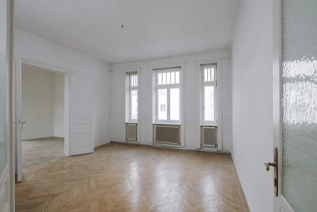 Sanierungsbedürftiges 4 Zimmer Altbau-Juwel mit Balkon in sehr guter zenraler Lage von Döbling!